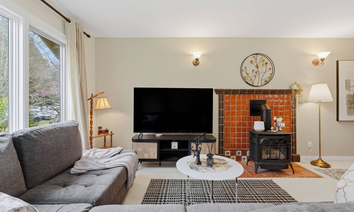 West Point Grey House | Spacious 4BR Home FIFA & Family Near UBC