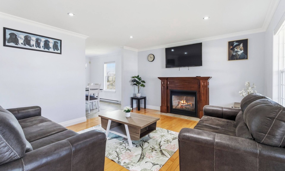 Dieppe House | Spacious 4BR Home Sleeps 10 I Game Room + Sunroom+ Veranda
