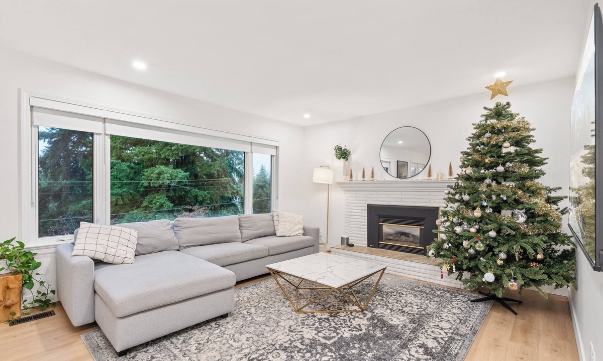 Upper Lonsdale House | Spacious 4BR North Van Home - Perfect for Groups