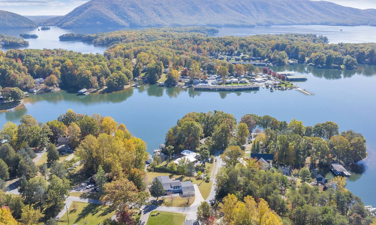 Huddleston House | Spacious 4BR with private boat dock and lakefront access
