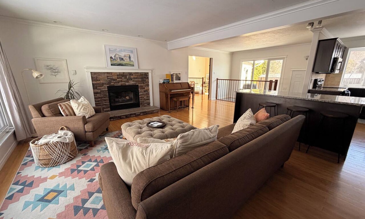 South Lethbridge House | Spacious 5-bedroom home in South Lethbridge. Sleeps 12