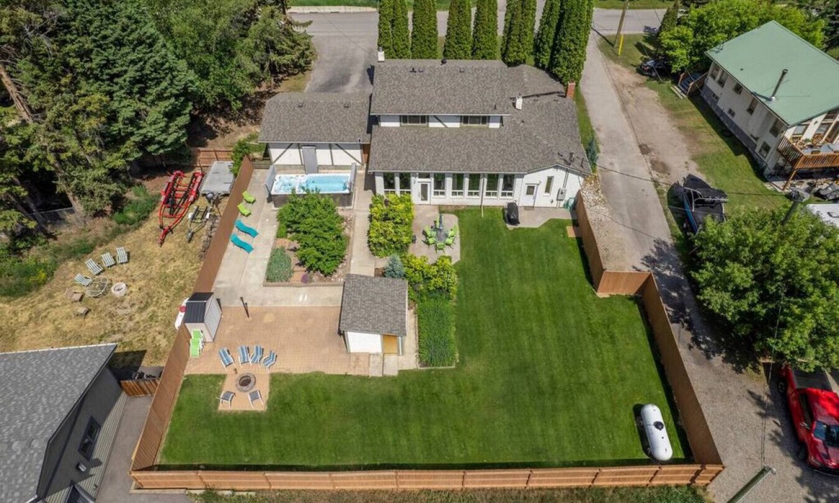 Windermere House | SPACIOUS 5 Br + 5 Br | Private HEATED Pool & Hot Tub | 1-minute WALK to Beach