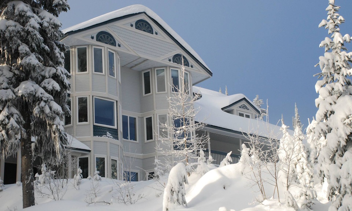Silver Star Mountain House | Spacious 6-bedroom whole home, amazing location, hot tub, BBQ, suite