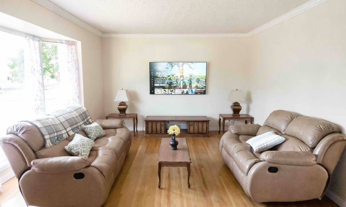 Shaganappi House | Spacious 6BR Home 4 Mins to Downtown