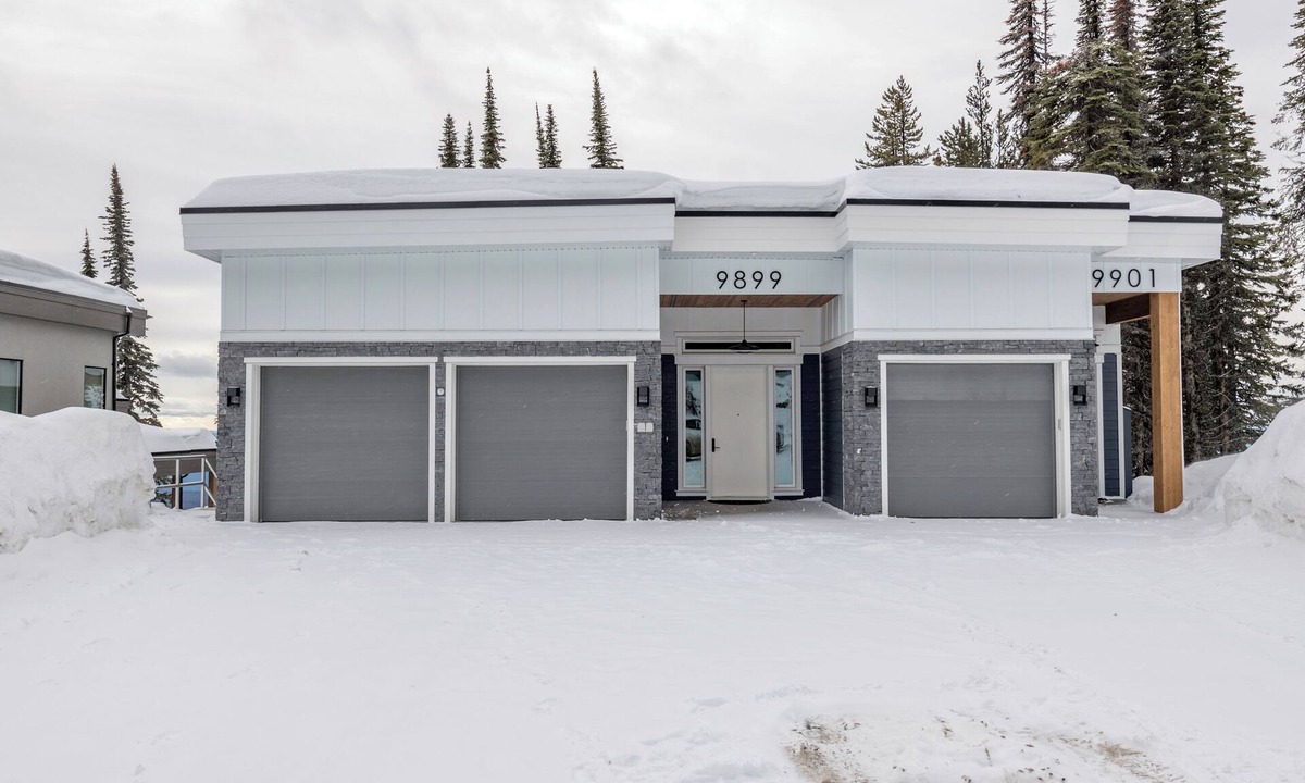 Silver Star Mountain House | Spacious 7-bedroom house w/2 hot tubs, garage, office, BBQ, laundry, 2 kitchens