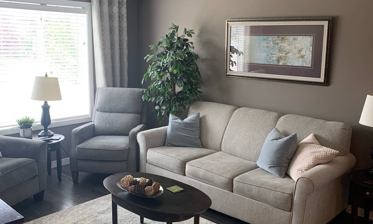 Regina House | Spacious and Bright - Location!