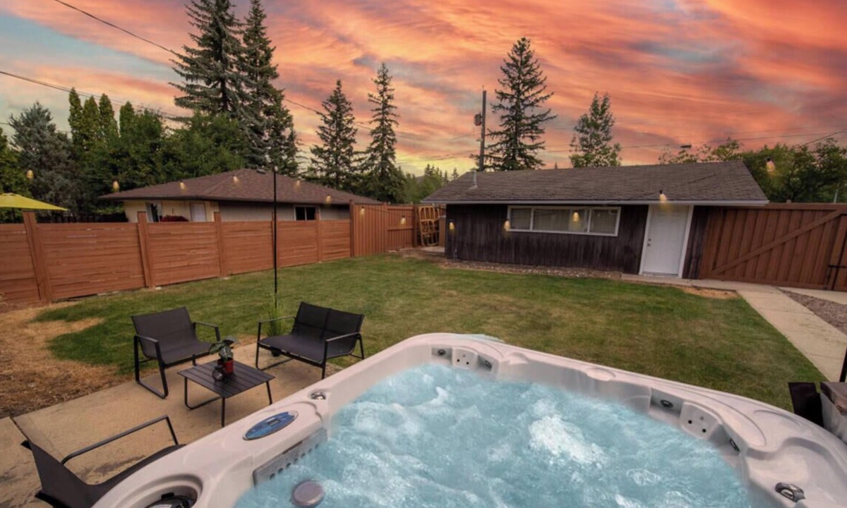Southwest Edmonton House | Spacious & Central | Hot Tub | AC | Sleep 12 |Yard
