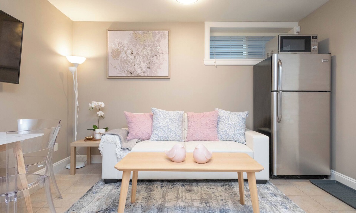 Kerrisdale Apartment | Spacious Comfortable 2-Bedroom Suite Near Transit – South Vancouver