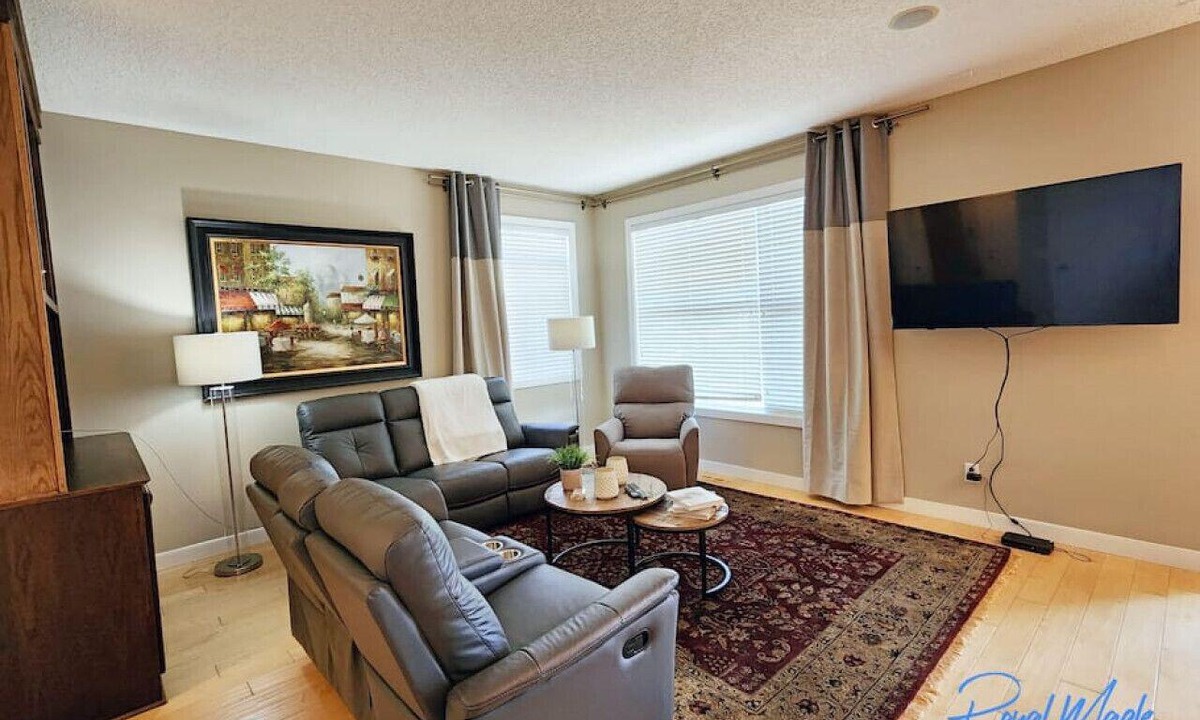 Bearspaw House | Spacious Family Oasis ~ Balcony ~ Yard ~ BBQ ~ Pkg