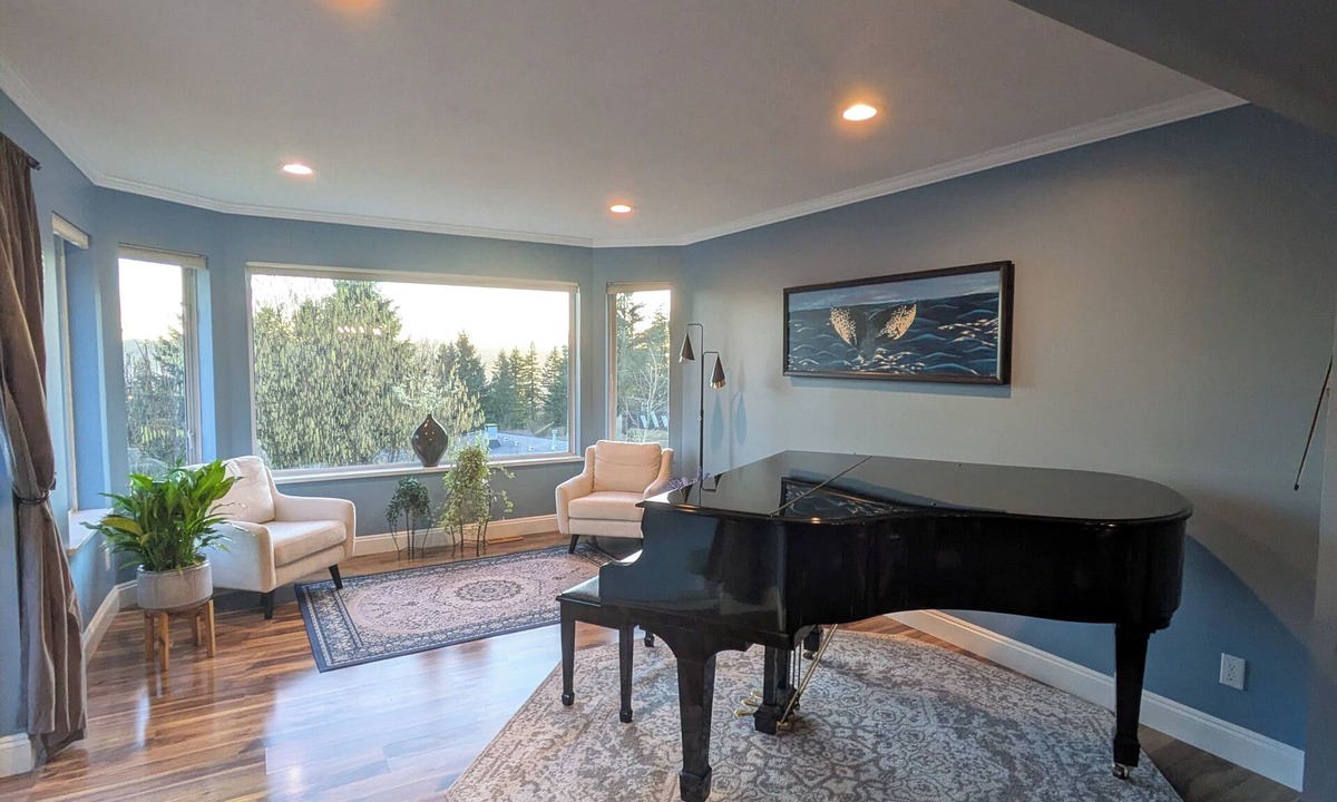 Coquitlam House | Spacious home with view. Quick Highway access. Ample Parking. 3 month rentals.