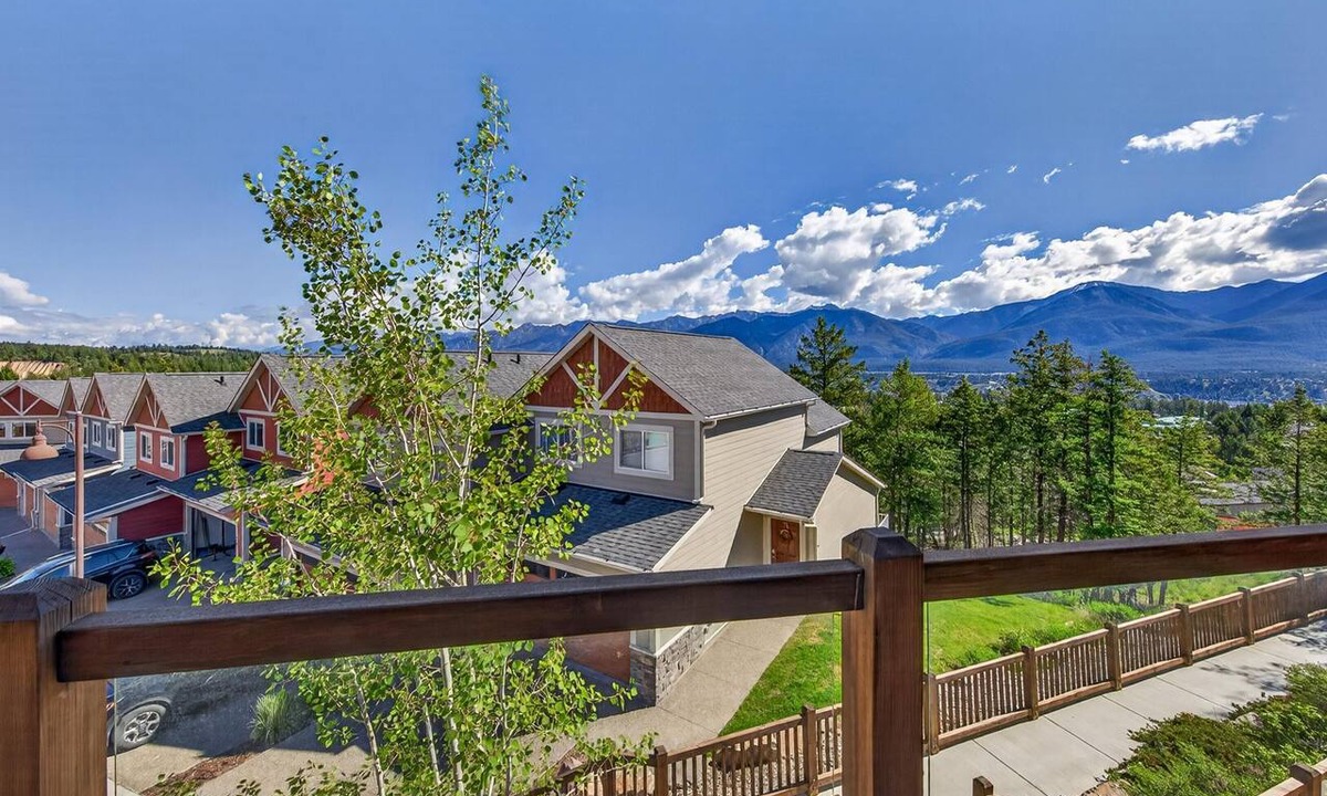 Invermere House | Spacious Invermere 3bd2.5ba Townhome Nestled in the Purcell Mountains!