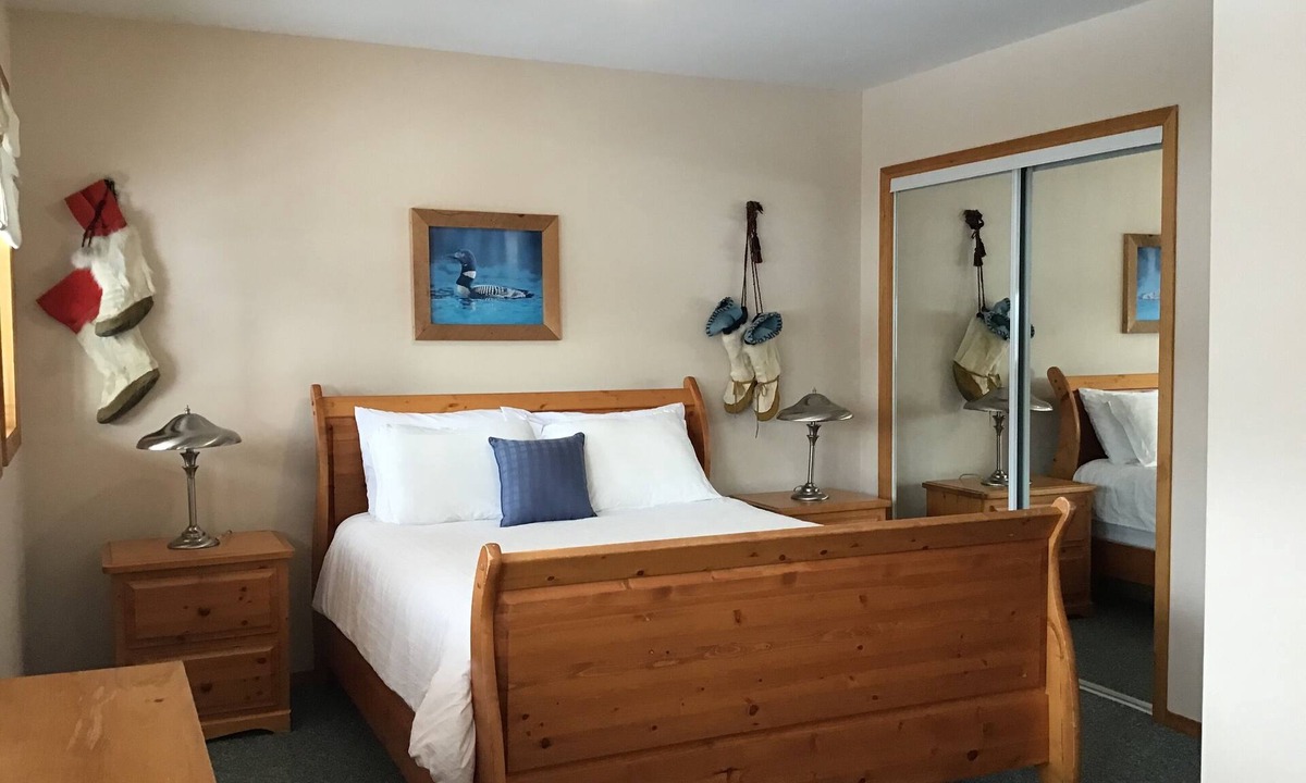 Okanagan-Similkameen Ski Chalet | Spacious luxurious three bedroom chalet at Apex with hot tub.Pet friendly!