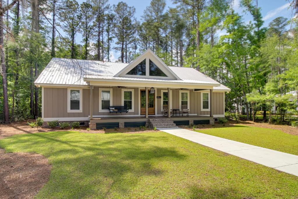 Midway House | Spacious Midway Cottage w/Porches, Near Hunting!