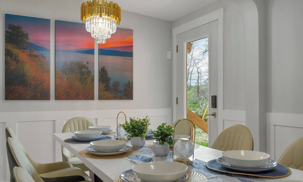 East Hill House | Spacious Modern Entire Main House & Suite - Sleeps 16