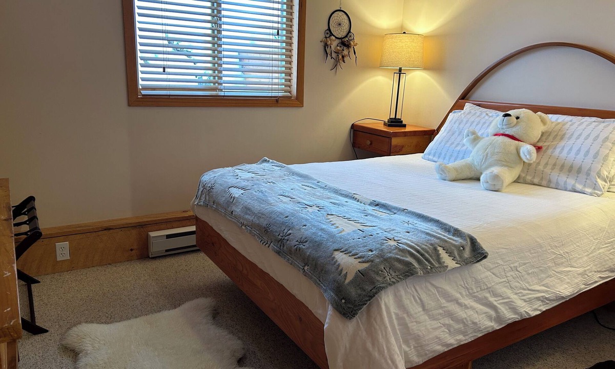 Apex Mountain Ski Chalet | SPACIOUS ONE BEDROOM UNIT AT APEX MOUNTAIN WITH AWESOME VIEW.PET FRIENDLY.