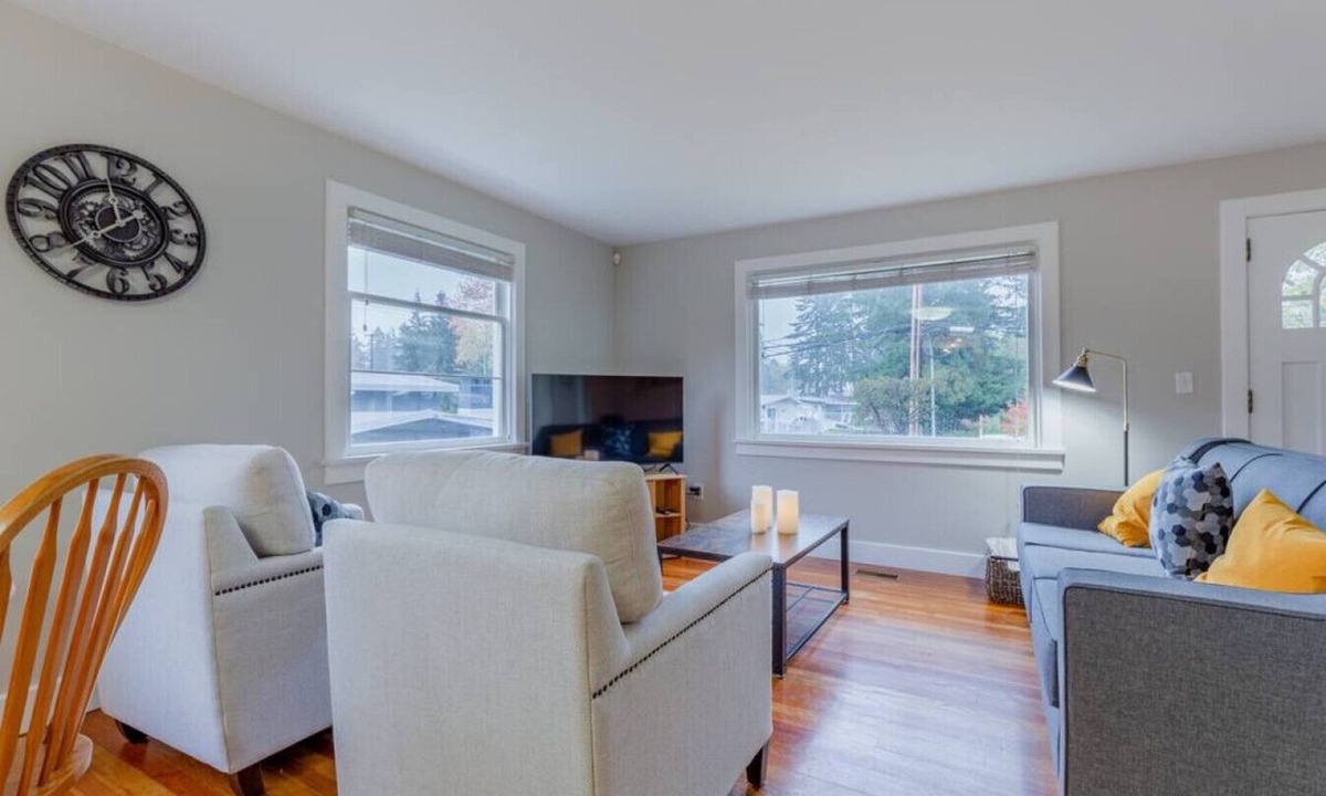 Delta House | Spacious Pet Friendly 3 Bed Home w Back/Front Yard