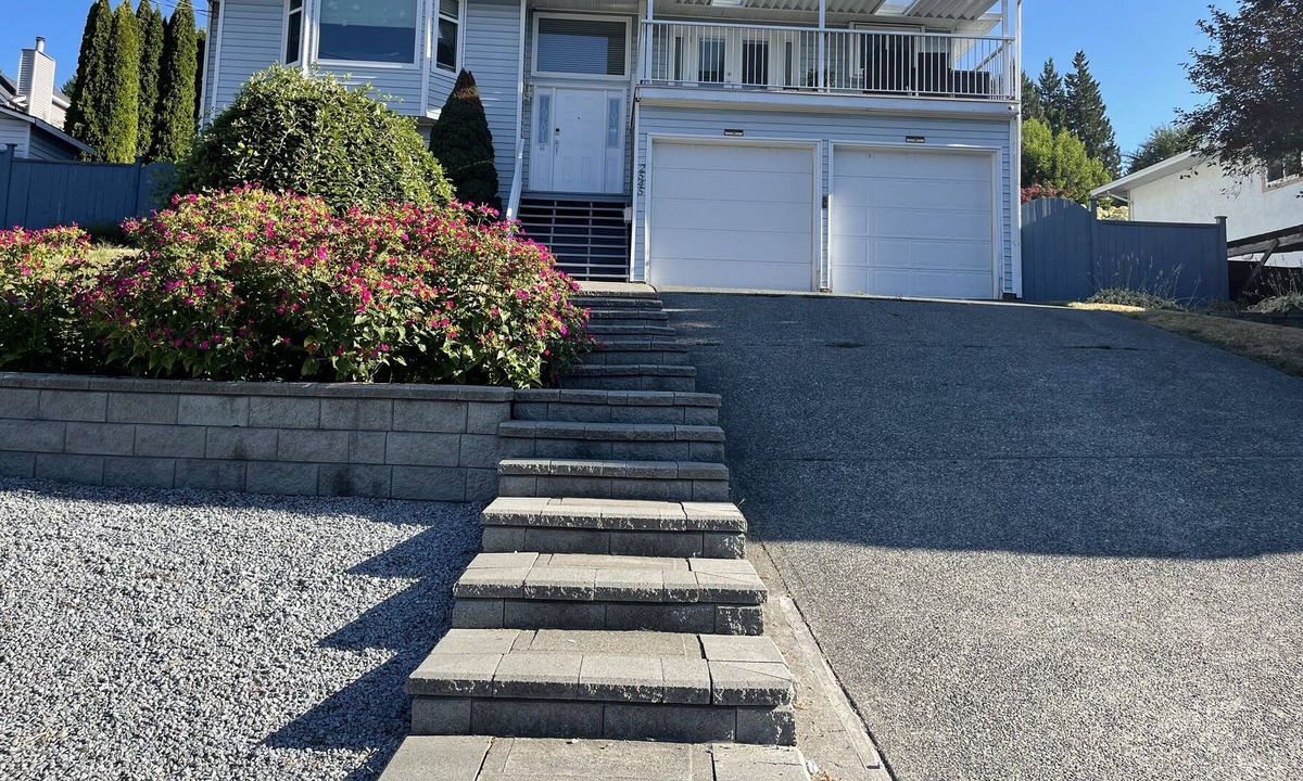 Coquitlam House | Spacious, Private Suite with relaxing backyard