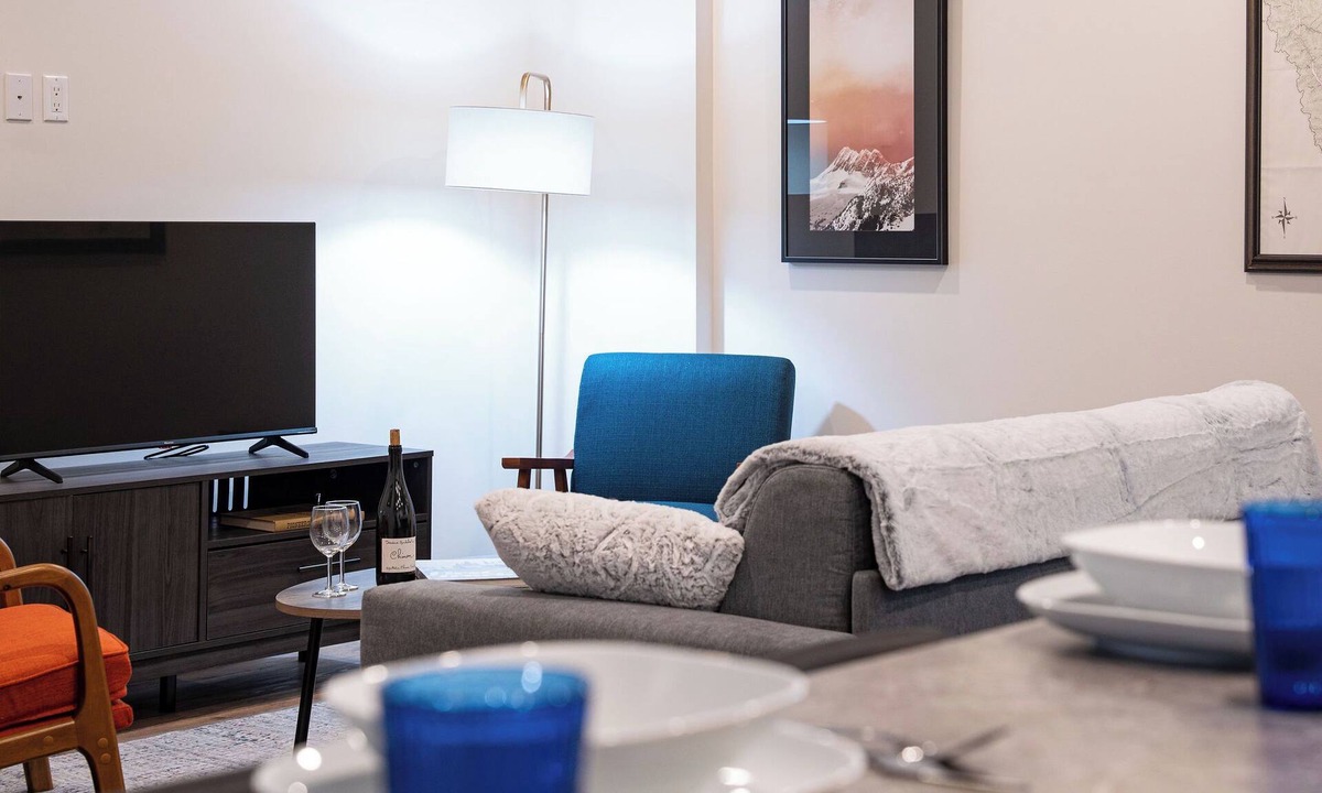 Revelstoke Apartment | Spacious Revelstoke rental near ski hill and downtown, with private hot tub, full kitchen, and comfortable living areas for up to 5 guests.