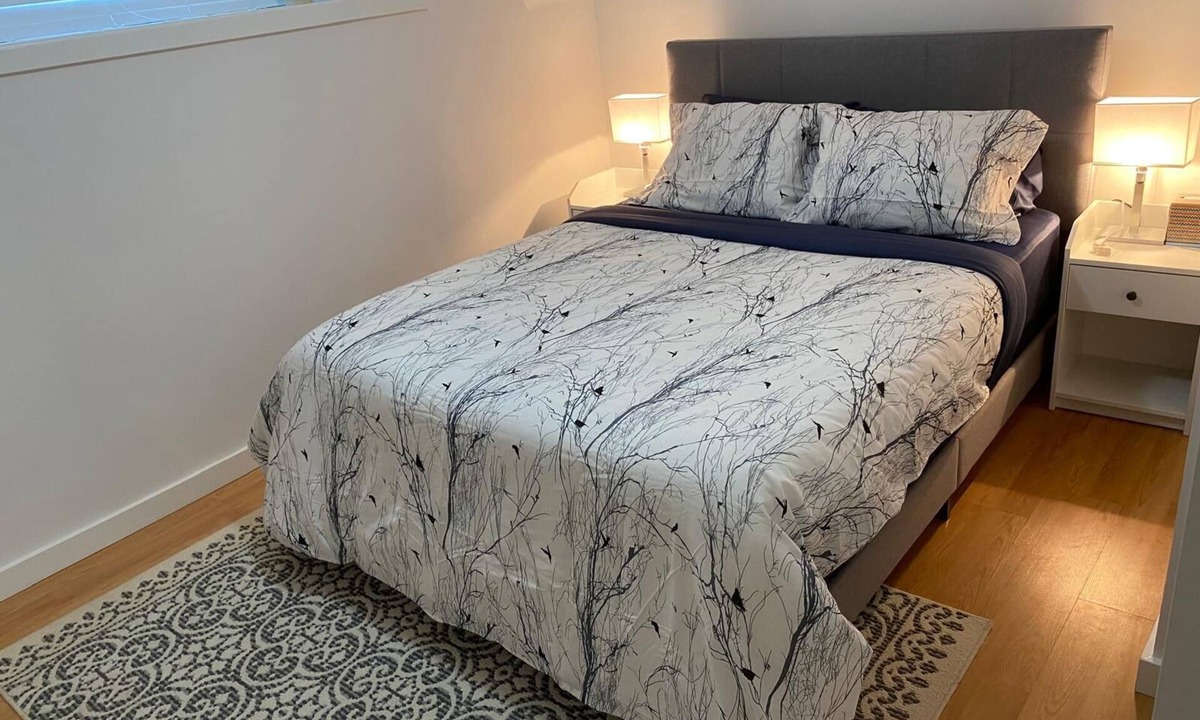 Departure Bay House | Spacious self contained one bedroom suite near departure bay beach