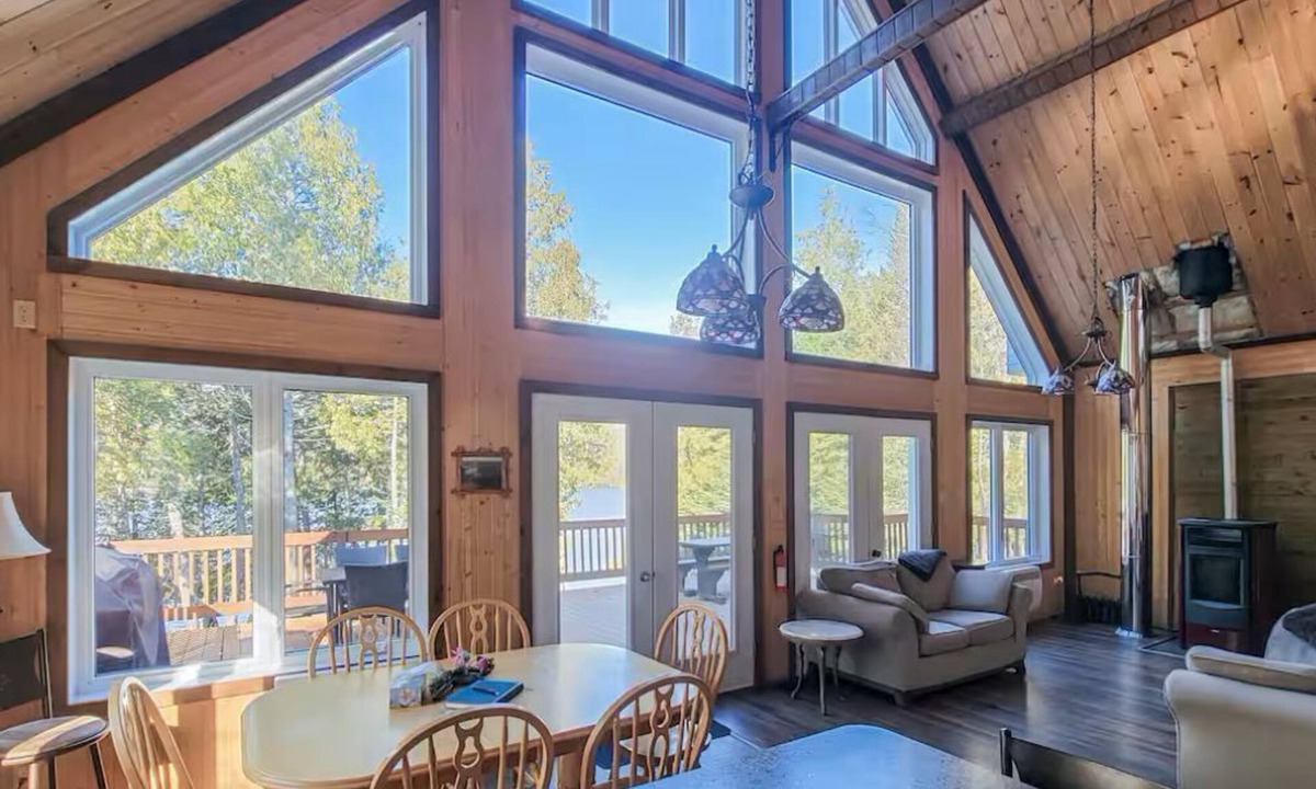 Mont-Saint-Michel Ski Chalet | Spacious waterfront Chalet - Navigable Lake