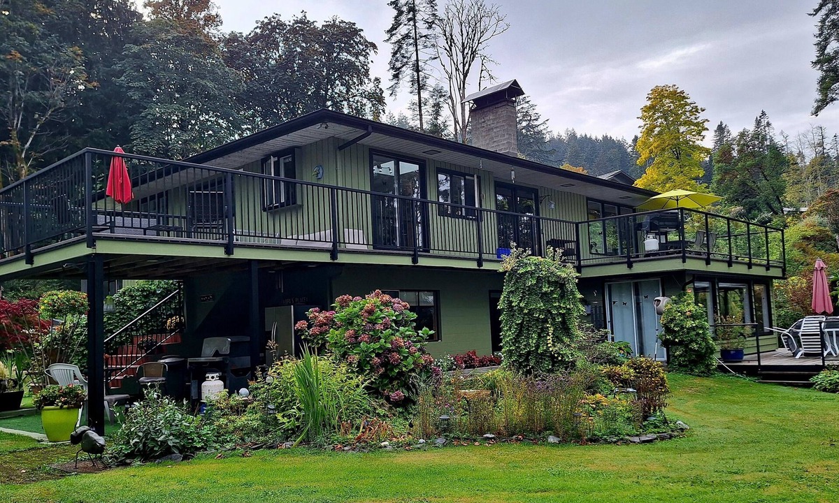 Heriot Bay House | Spectacular beach front property with stunning view of coastal mountains.