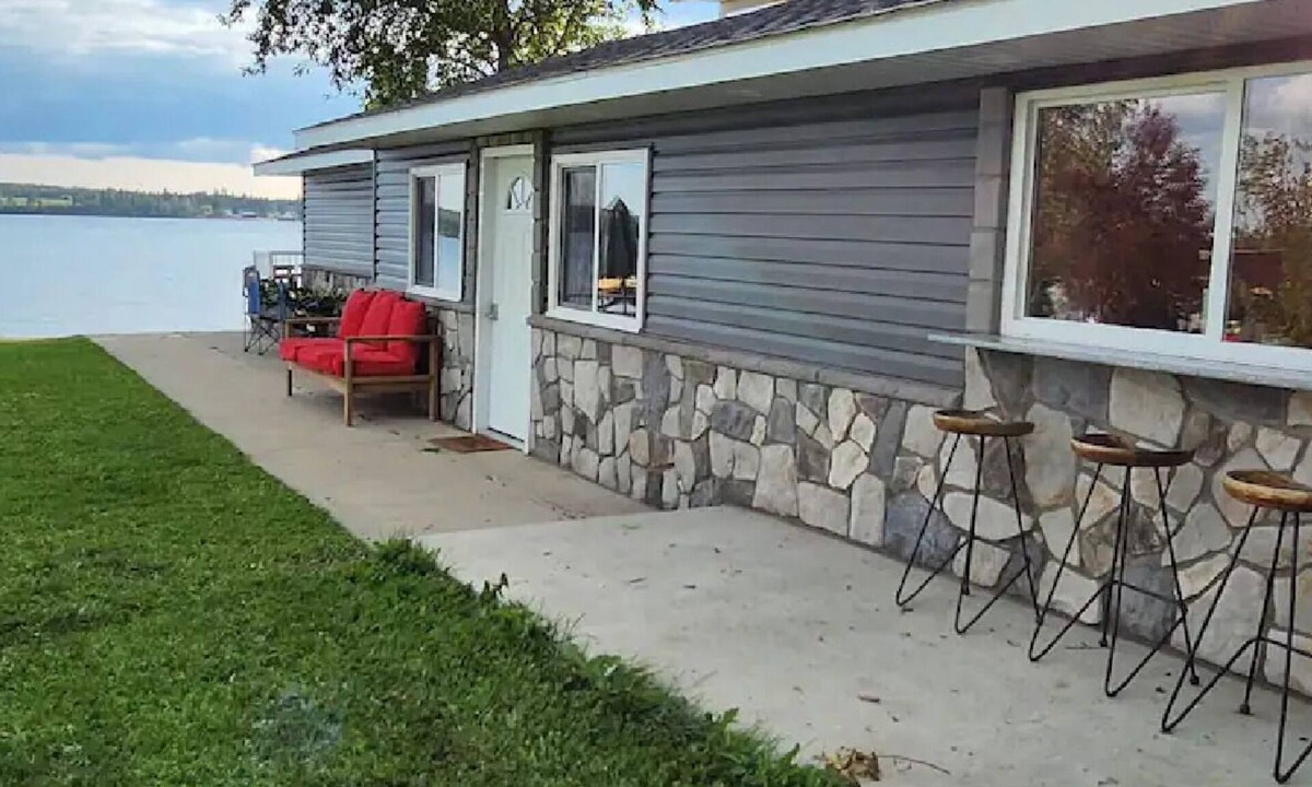 Central Alberta House | Stay for a while & live the lake front life-style!
