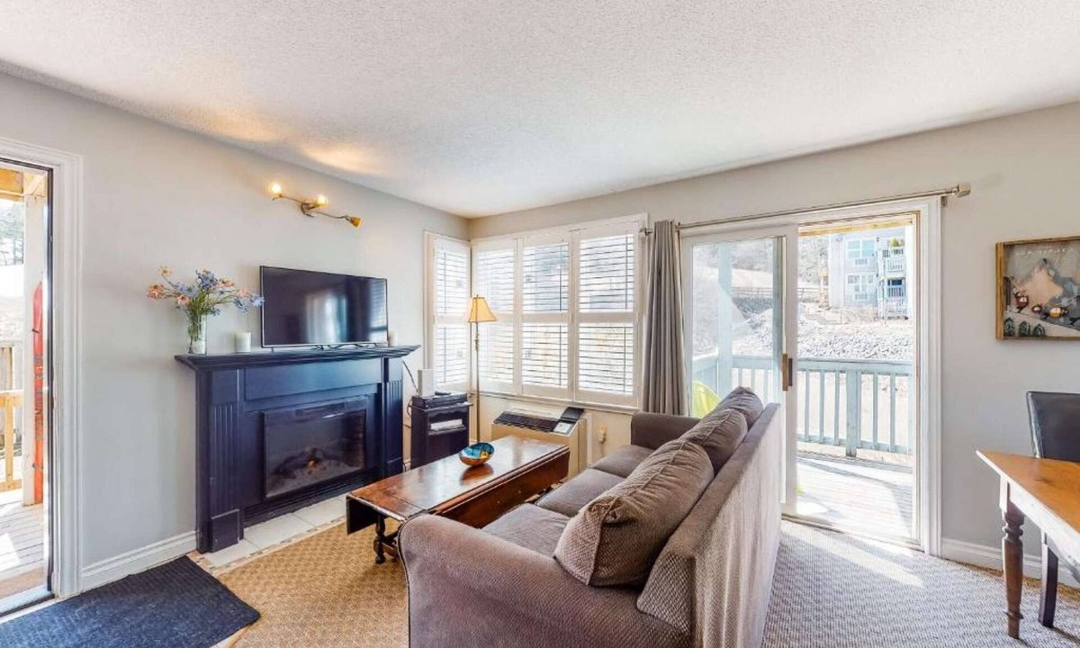 Craigleith Condo | Steps to the Hill 1 Bedroom|CraveTV|Pool|Hot Tub
