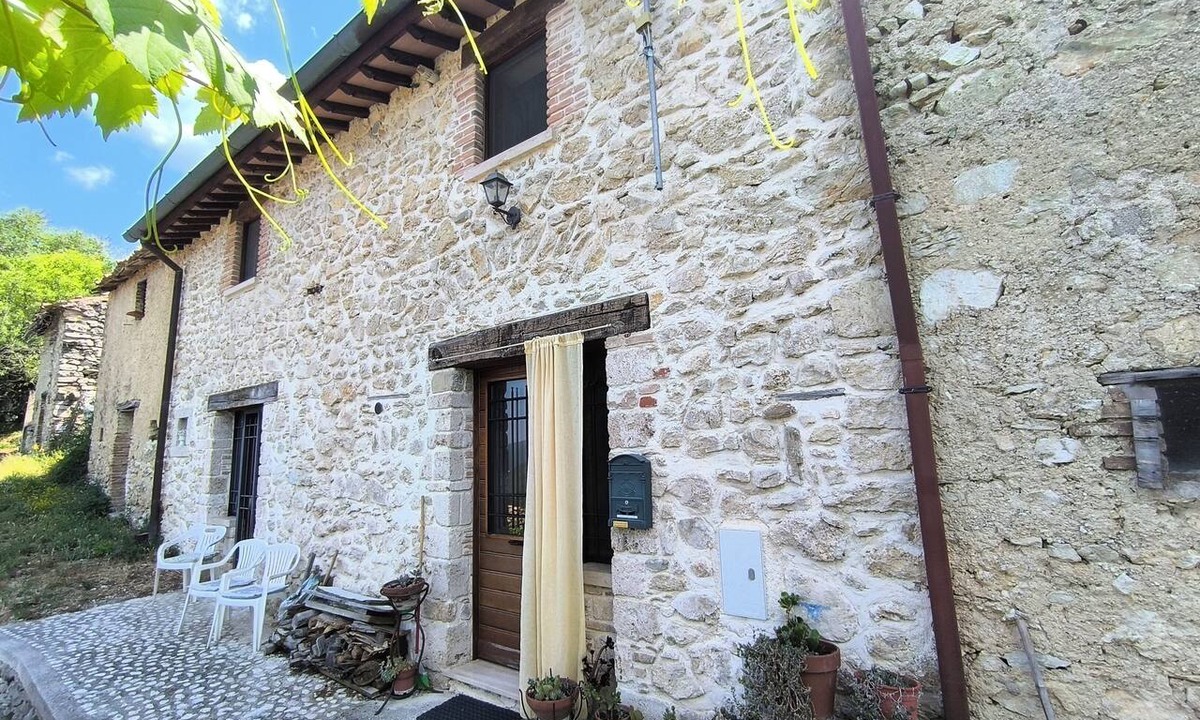 Paganico Sabino Cottage | Stone farmhouse on Lake Turano