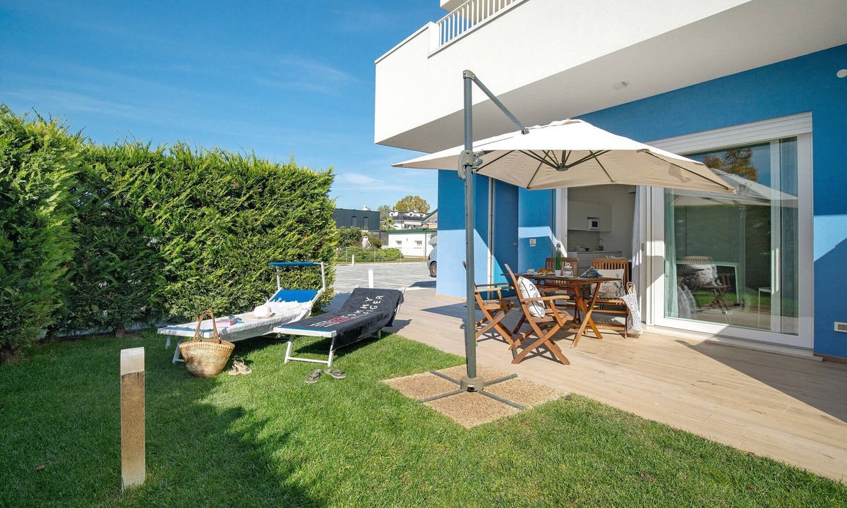 Lido di Jesolo Apartment | Studio Apartment 'Open Space 2' with Shared Garden, Wi-Fi and Air Conditioning