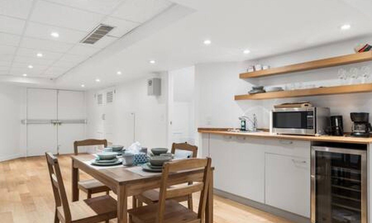 Upper Lonsdale House | Studio Suite for 4, Minutes to Grouse Mountain