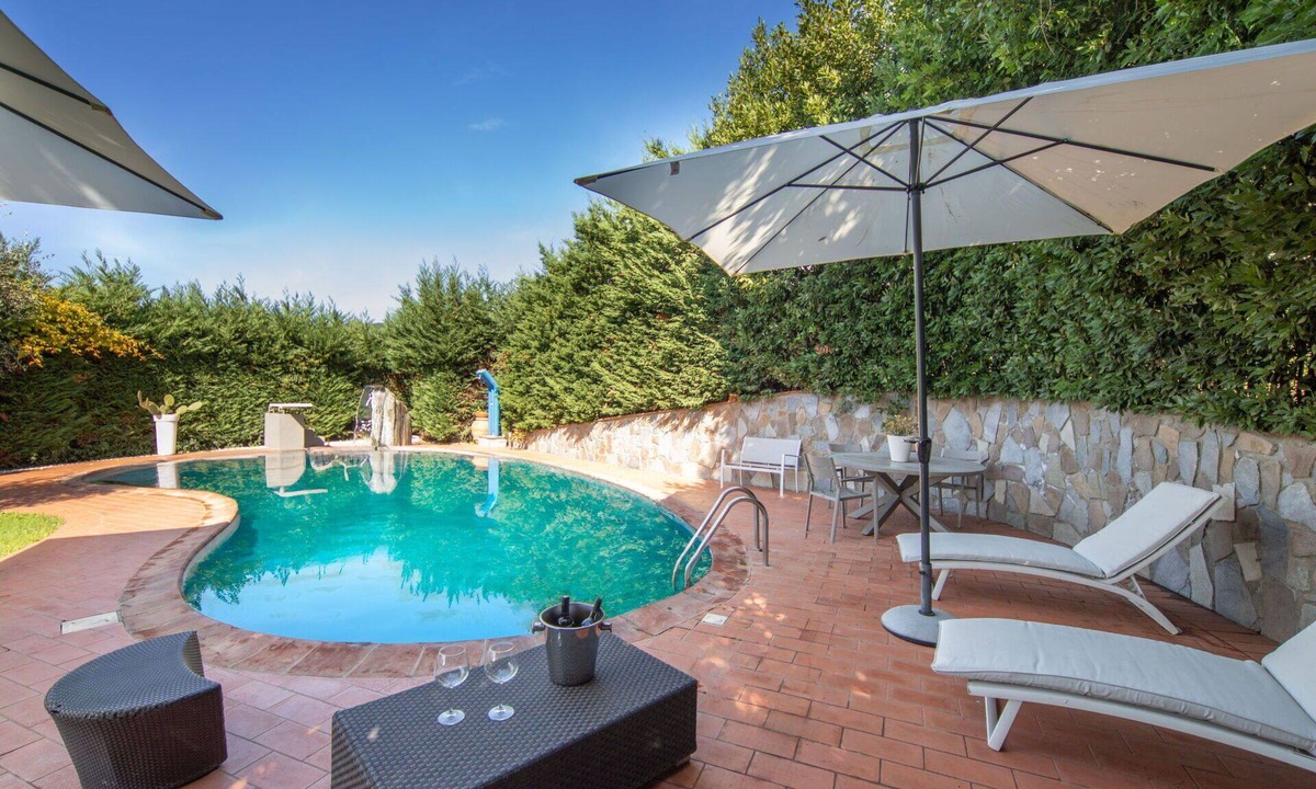 Terranuova Bracciolini Villa | Stunning private villa for 10 people with A/C, WIFI, hot tub, private pool and panoramic view