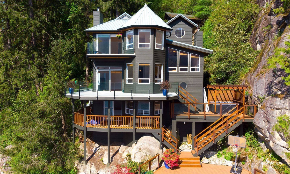 District of North Vancouver House | Stunning Deep Cove Waterfront Estate