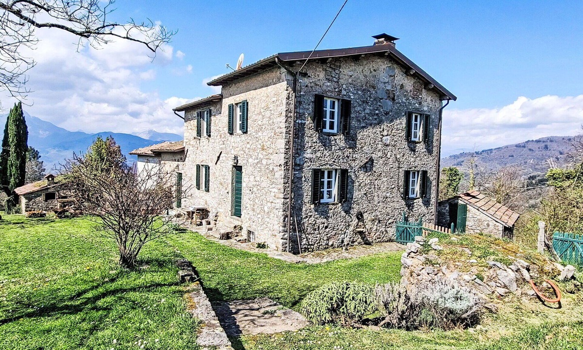 Barga Villa | Stunning private villa with WIFI, private pool, TV, terrace, pets allowed and panoramic view