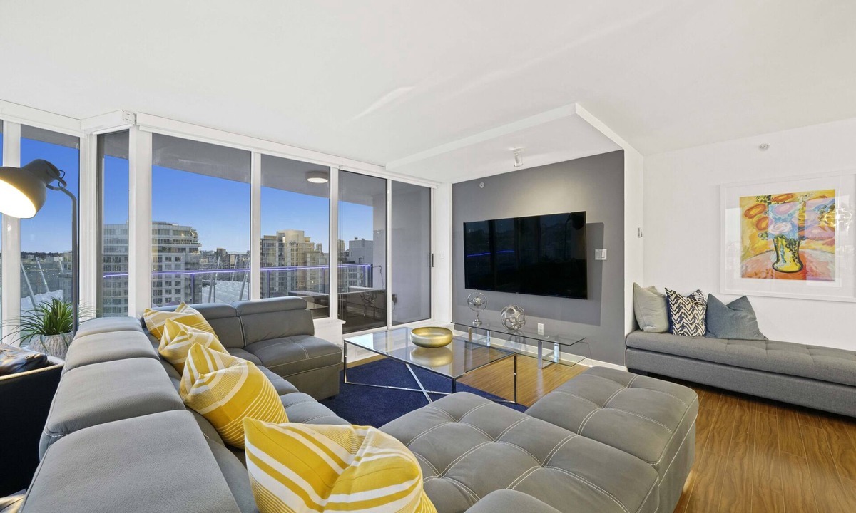 Crosstown Condo | Stunning SubPenthouse - 3Bed/2Ba DT w/Parking