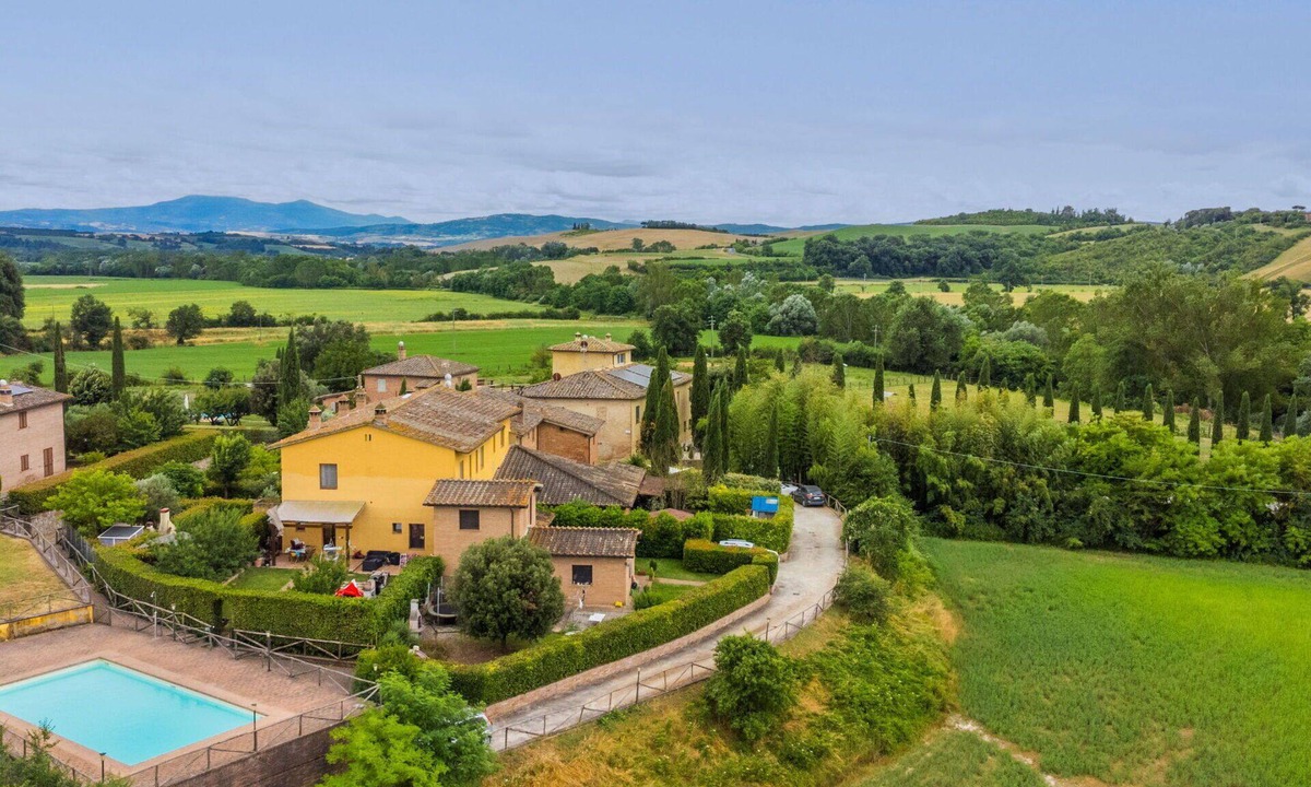Monteroni d'Arbia House | Stunning villa for 4 guests with A/C, pool, WIFI, TV, patio, pets allowed and panoramic view