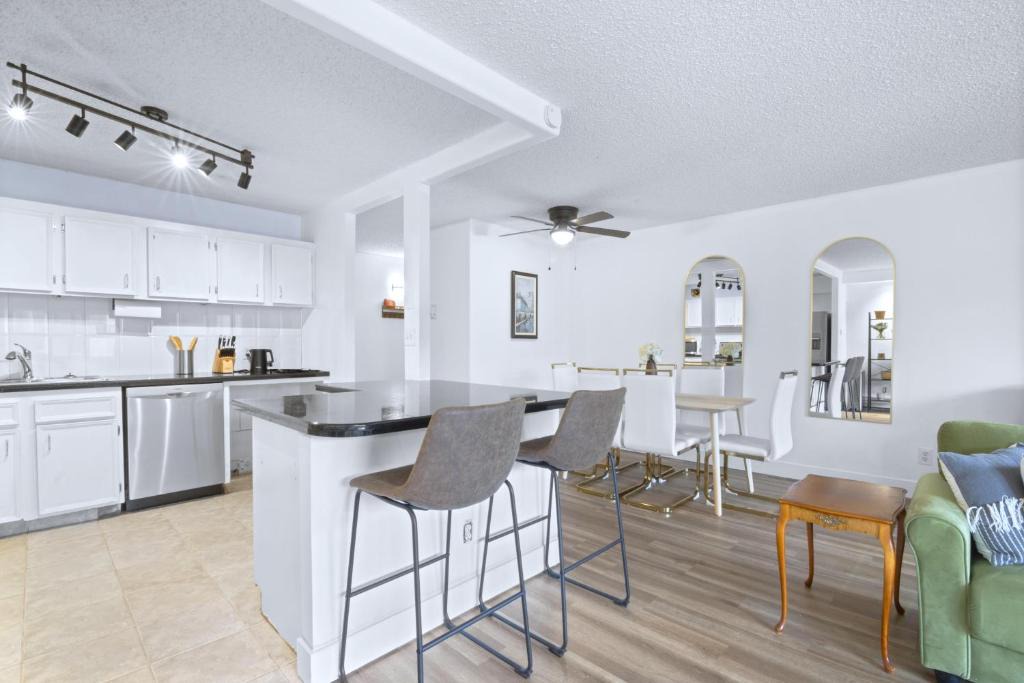 Beltline Apartment | Stylish Suite at Stampede w Free Parking and AC