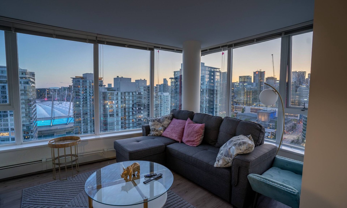 Crosstown Condo | Sub-Penthouse 35th Floor | Sleeps 9, 270° Views, Pool & Patio | Walk to BC Place