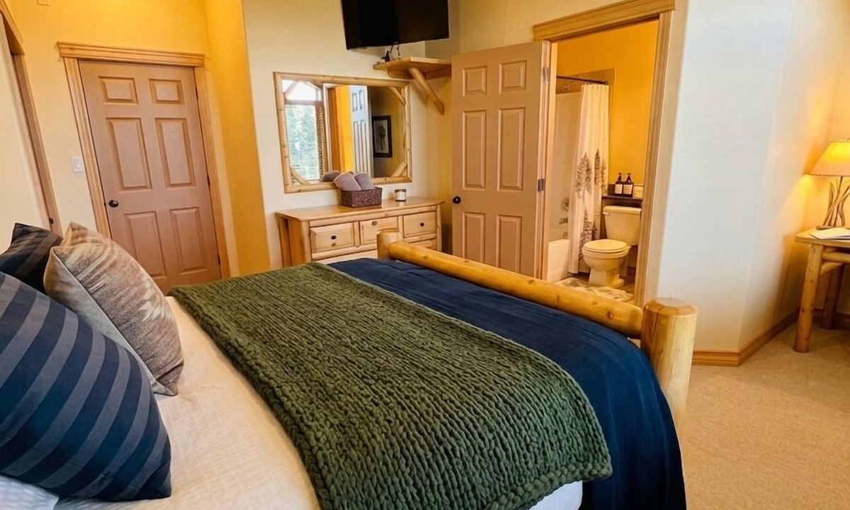 East Kootenay Condo | SullivanStone #19 - Golf - Ski - Hike - Chill - Private Hot Tub - Sleeps 12