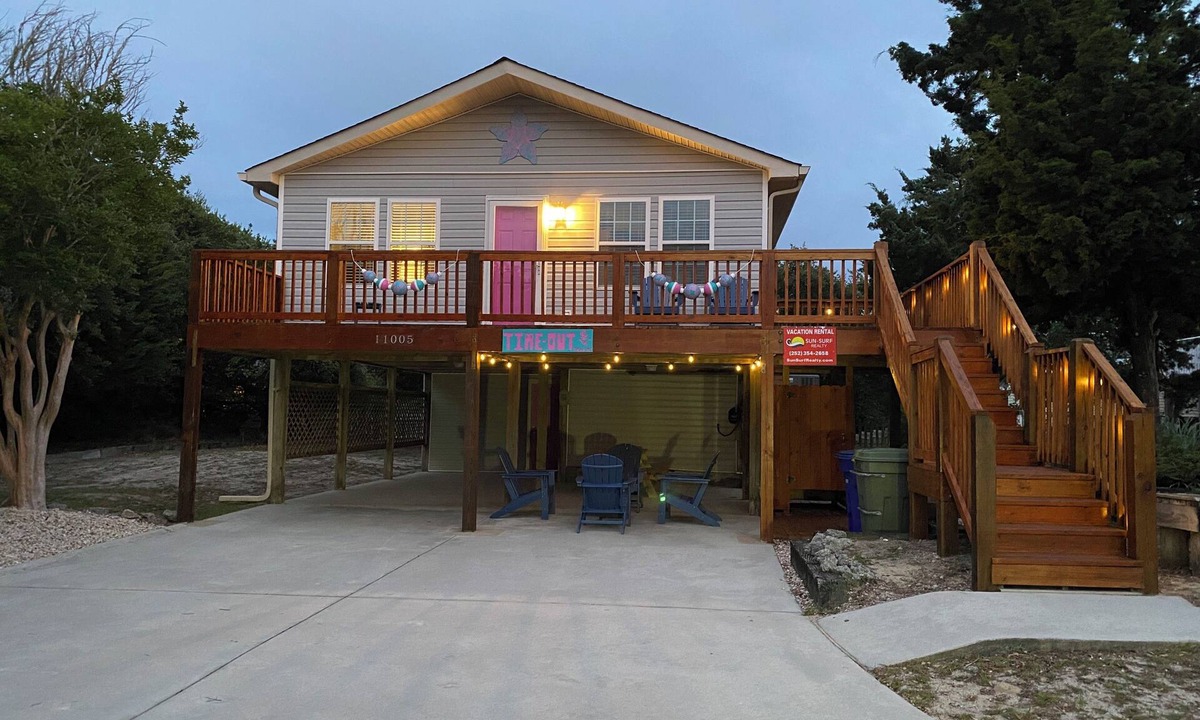 The Point House | Sunny 3BR Beach Home, Deck, Outdoor Shower-Discounted for June & July