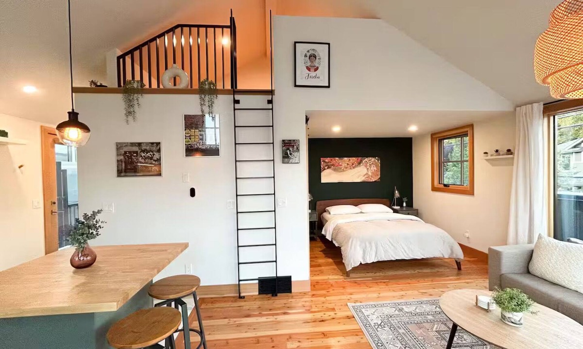 Bridgeland Apartment | Sunny Private Detached Guest Suite | Stylish Urban Gem Near Downtown