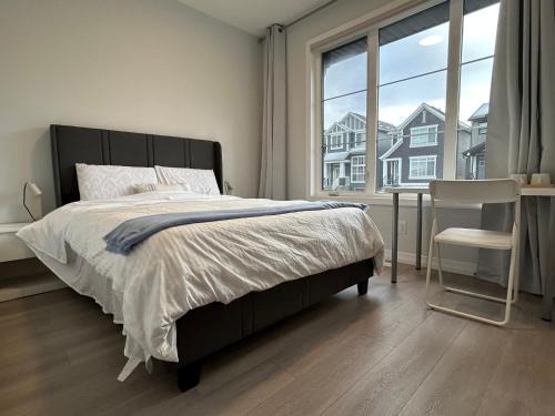 Southeast Calgary House | Sunny Queen-size Bedroom with Private Bath in Brand New House