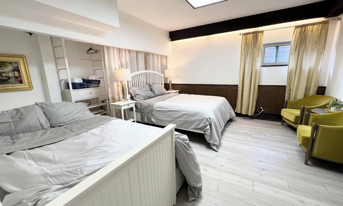 Burnaby House | Sunny Spacious Garden Suite in a Character House-4 beds - 2 baths