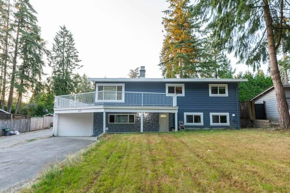 Delta House | Sunny Watershed Park Retreat (ground level home)