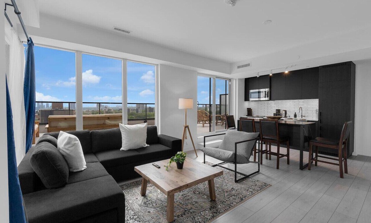 Parkdale House | Sunset View - Luxury 2BR - 5 min to Exhibition Place