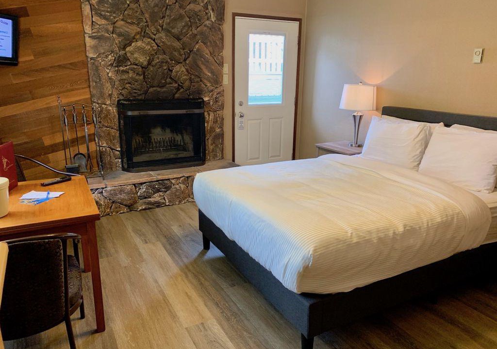 Sunwapta Falls House | Sunwapta Falls Rocky Mountain Lodge - Twin Lodge Room