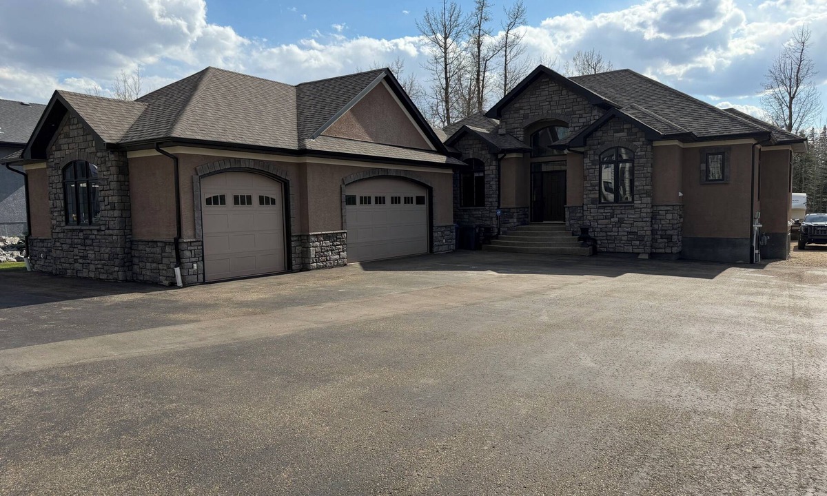 Markerville House | Sylvan Lake Executive Home, 5 minute walk to Beach