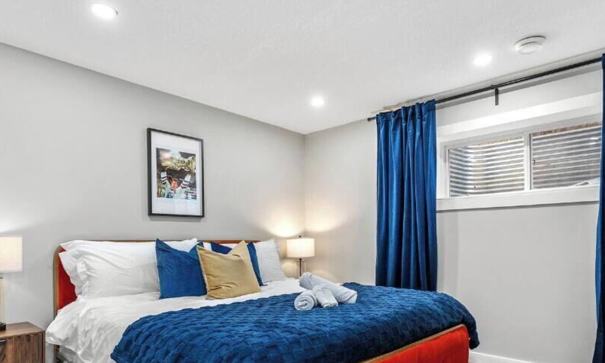 Northwest Edmonton Apartment | The Albany Hideout - Sleeps4 - QueenBed - NFLX&Wifi
