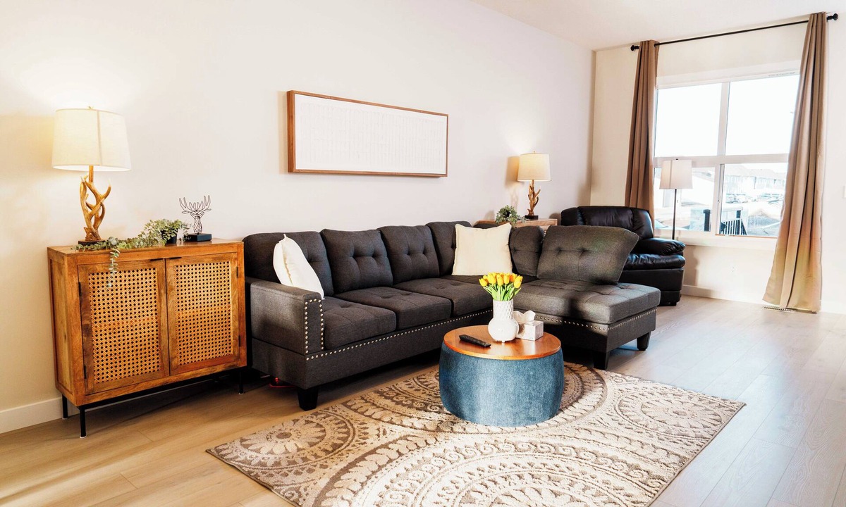 Calgary House | The Amber | Sleeps 6 | Close to Airport