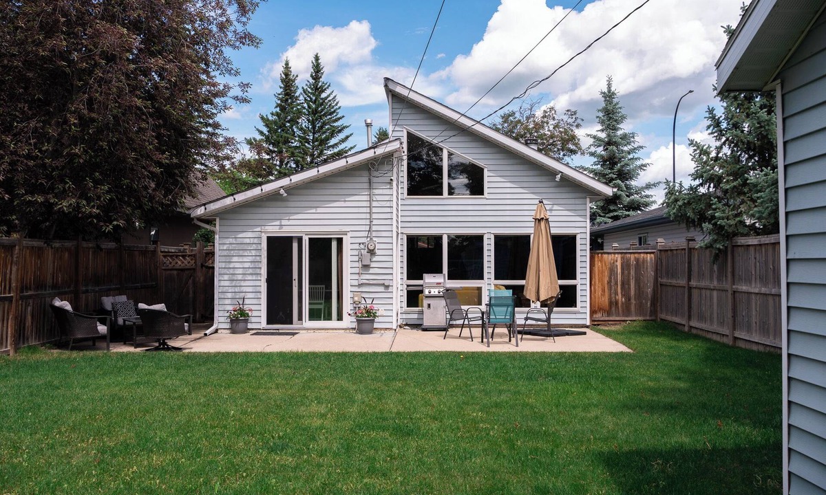 Sylvan Lake House | The Beachside Bungalow ོ 3 Bedroom Cottage just steps from the shores of Sylvan!