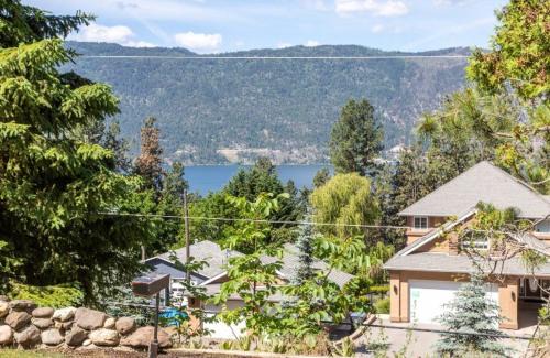 Okanagan Centre Bed & Breakfast | The Blue House Bed and Breakfast